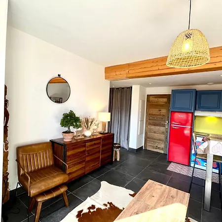 아파트 Superb Cosy With Balcony 꽁블루